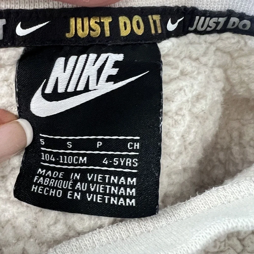 Nike kids Beige Sherpa Fleece Pullover Sweater Size 4-5 Embroidered Logo